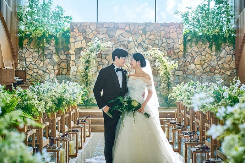チャペル挙式,挙式,厳かな雰囲気,結婚指輪,リングピロー,生花ブーケ,ブーケブートニア