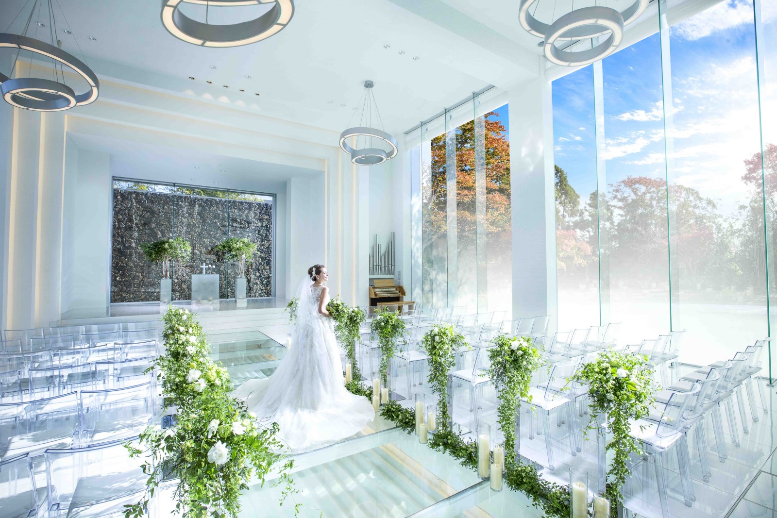 奈良　チャペル　結婚式　ガラス